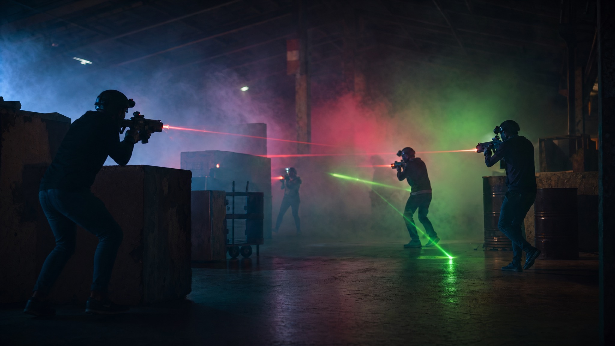 Lasergamen in een magazijn met laserstralen en rookmachines