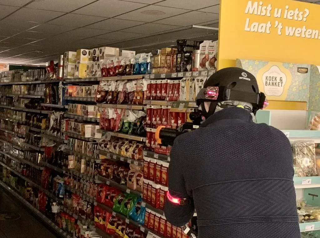 Lasergamen in het gangpad van de Jumbo
